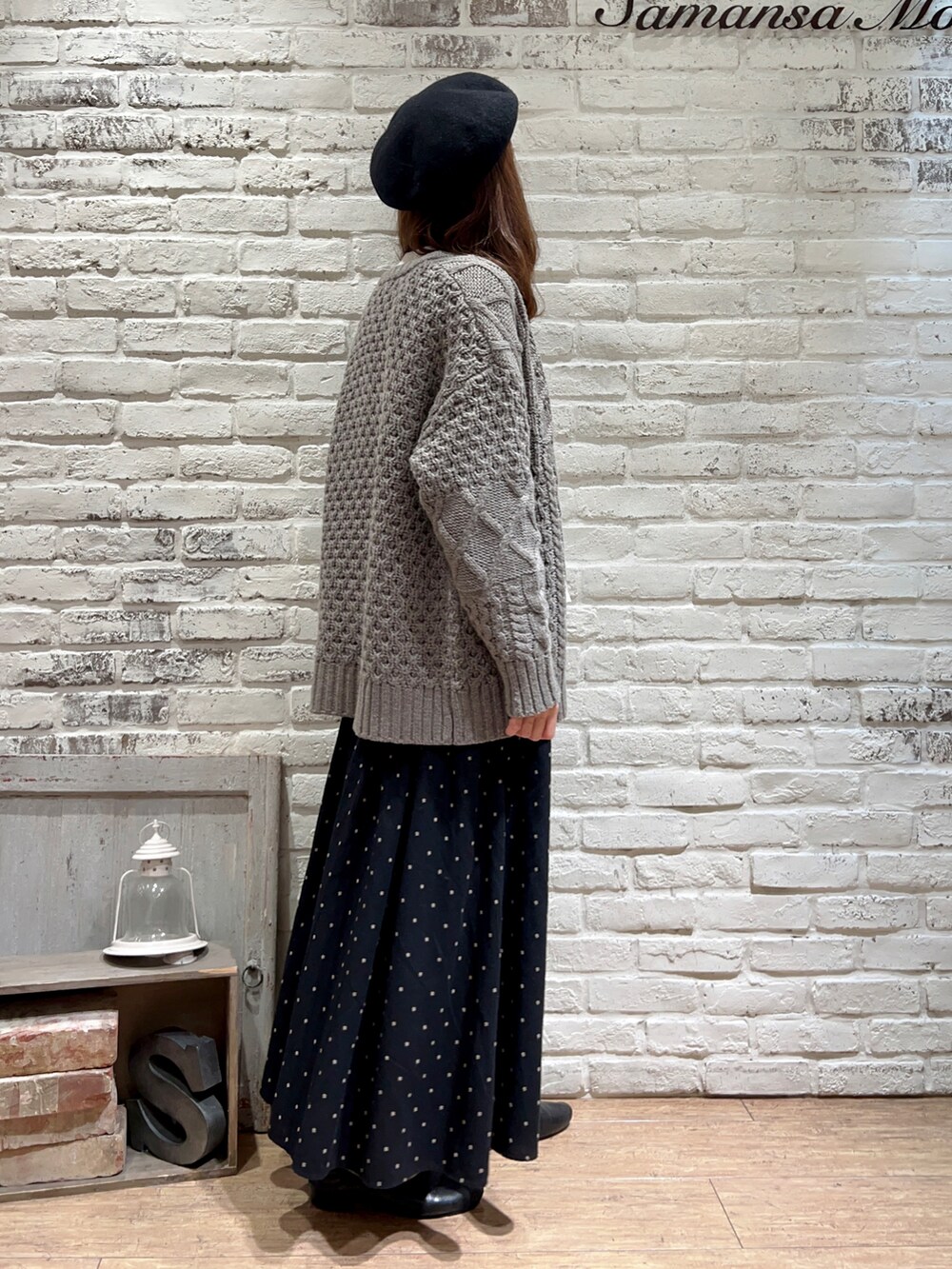 ベージュ系のシャツ/ブラウス、ブラウン系のカーディガン/ボレロ、ブラック系のスカートを着用したレディースの冬コーディネートの3枚目の写真