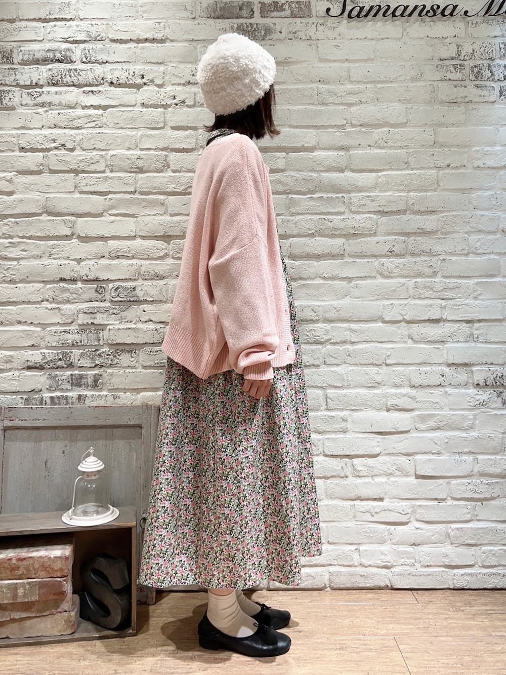 ピンク系のカーディガン/ボレロ、ピンク系のワンピース、ホワイト系のハットを着用したレディースの冬コーディネートの4枚目の写真