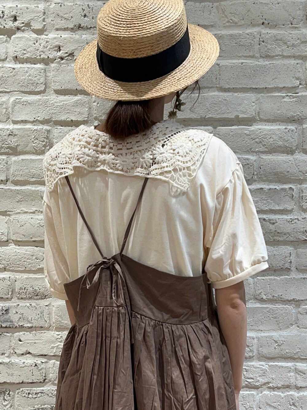 ホワイト系のTシャツ/カットソー、ホワイト系のワンピース、ブラウン系のワンピースを着用したレディースの夏コーディネートの4枚目の写真