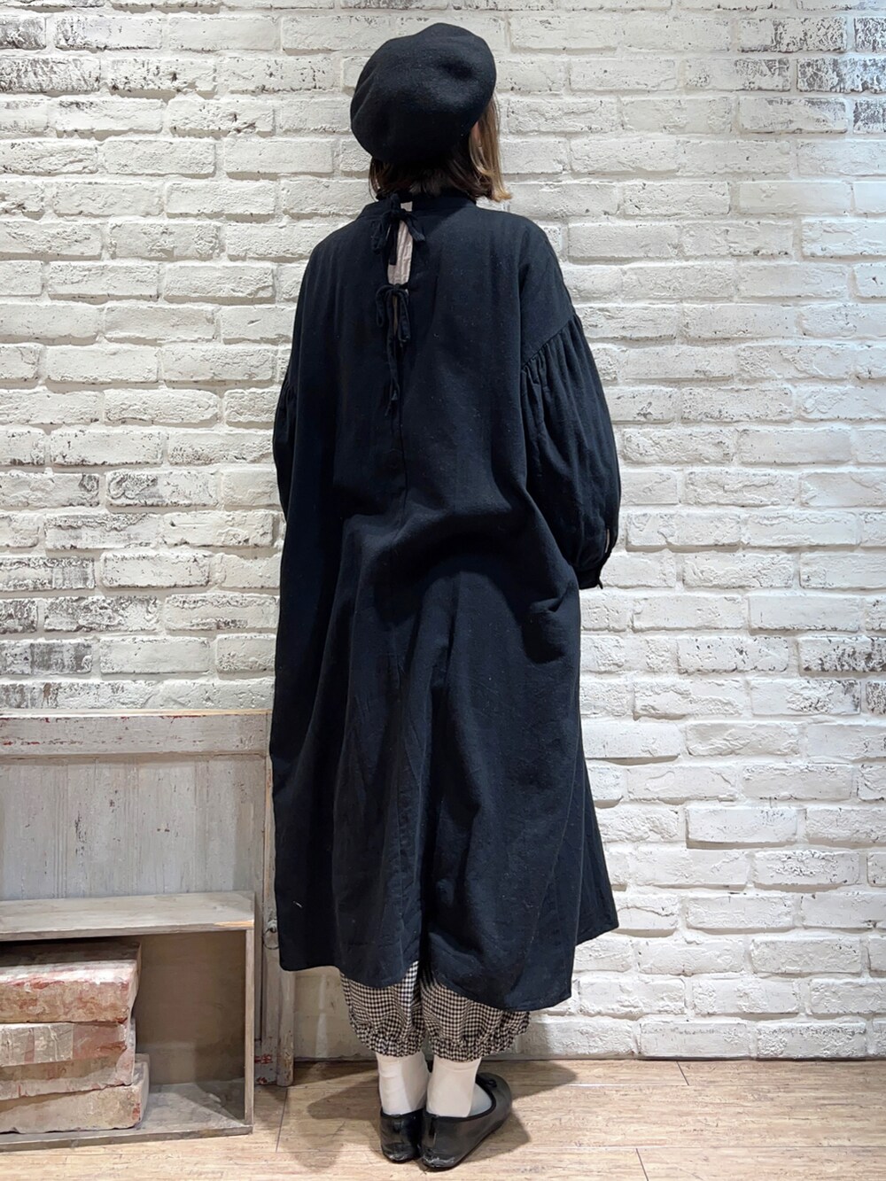 ベージュ系のシャツ/ブラウス、ブラック系のワンピース、ホワイト系のその他パンツを着用したレディースの冬コーディネートの4枚目の写真