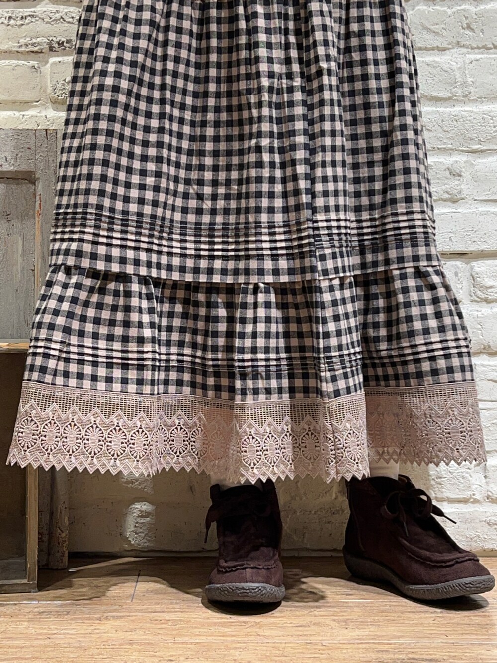 ホワイト系のニット/セーター、ブラック系のシャツ/ブラウス、ブラウン系のワンピースを着用したレディースの秋コーディネートの5枚目の写真