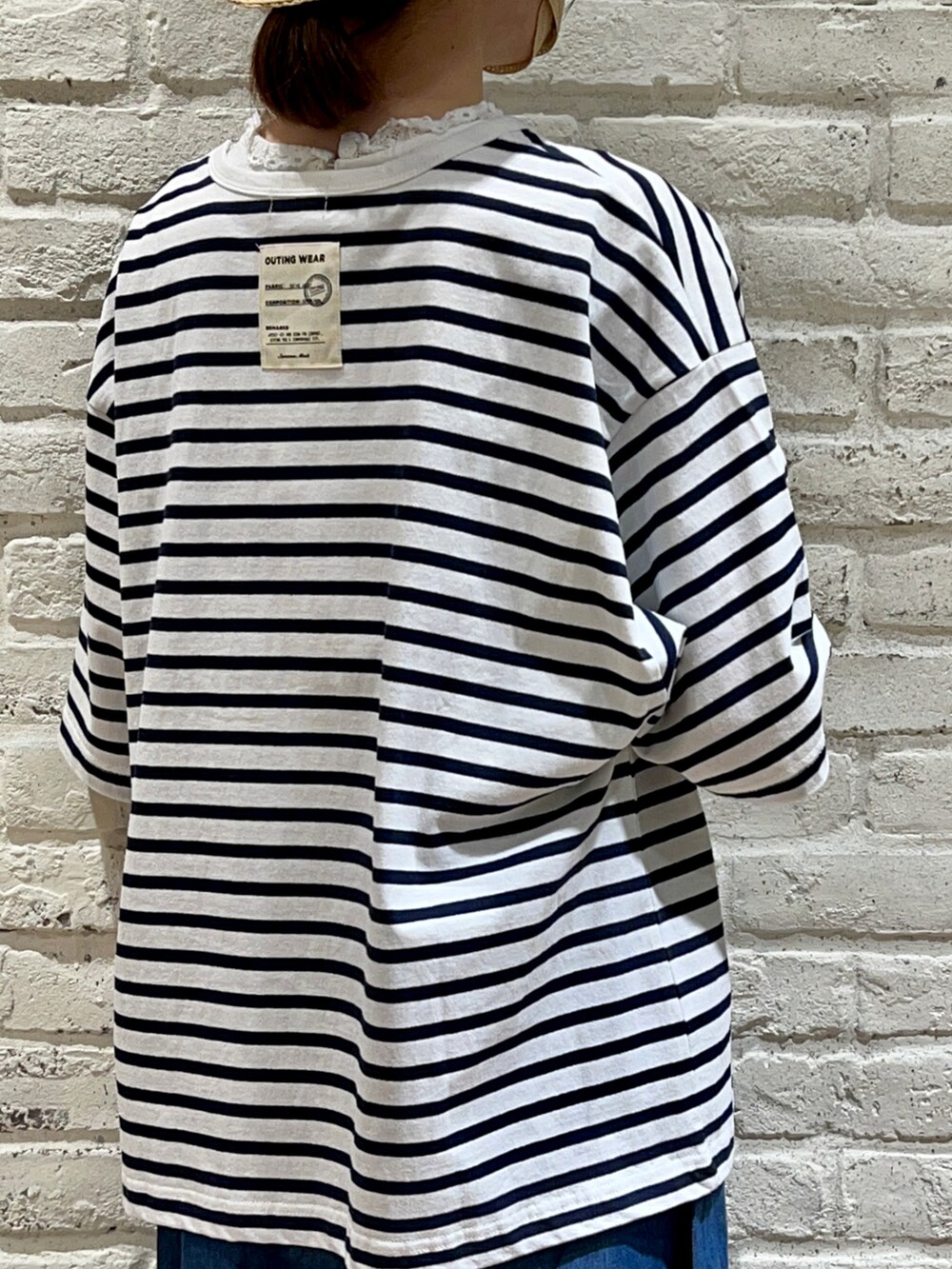 ホワイト系のタンクトップ、ホワイト系のTシャツ/カットソー、ブラック系のベストを着用したレディースの春コーディネートの5枚目の写真