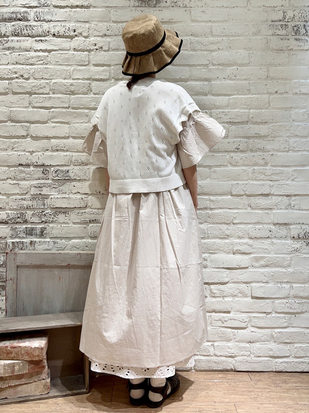 ホワイト系のタンクトップ、ホワイト系のベスト、ホワイト系のワンピースを着用したレディースの夏コーディネートの4枚目の写真