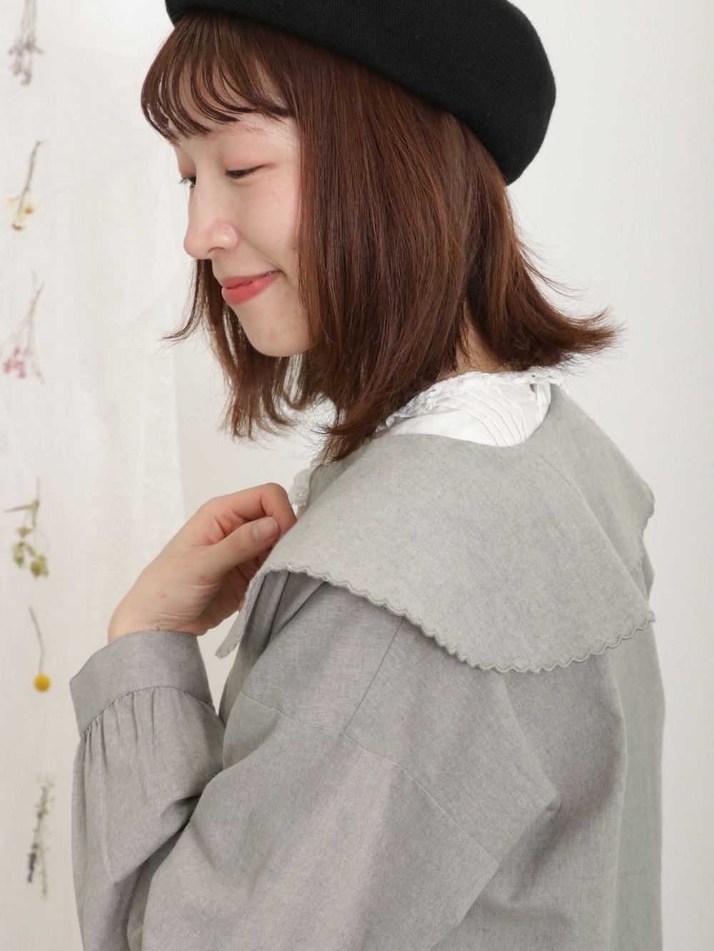 「サマンサ モスモス(Samansa Mos2)、SM2、Samansa Mos2、春コーデ、ゆるコーデ、モノトーンコーデ、大人ガーリー、セーラーカラー、ビッグカラー、レース、刺繍、レーススカート、パッチワーク、ベレー帽、バレエシューズ」|「Samansa Mos2のリネン混ベレー帽(ハット、ブラック系)」を使った、いっしき🐻さん(レディース・164cm)の春コーディネートの4枚目の写真
