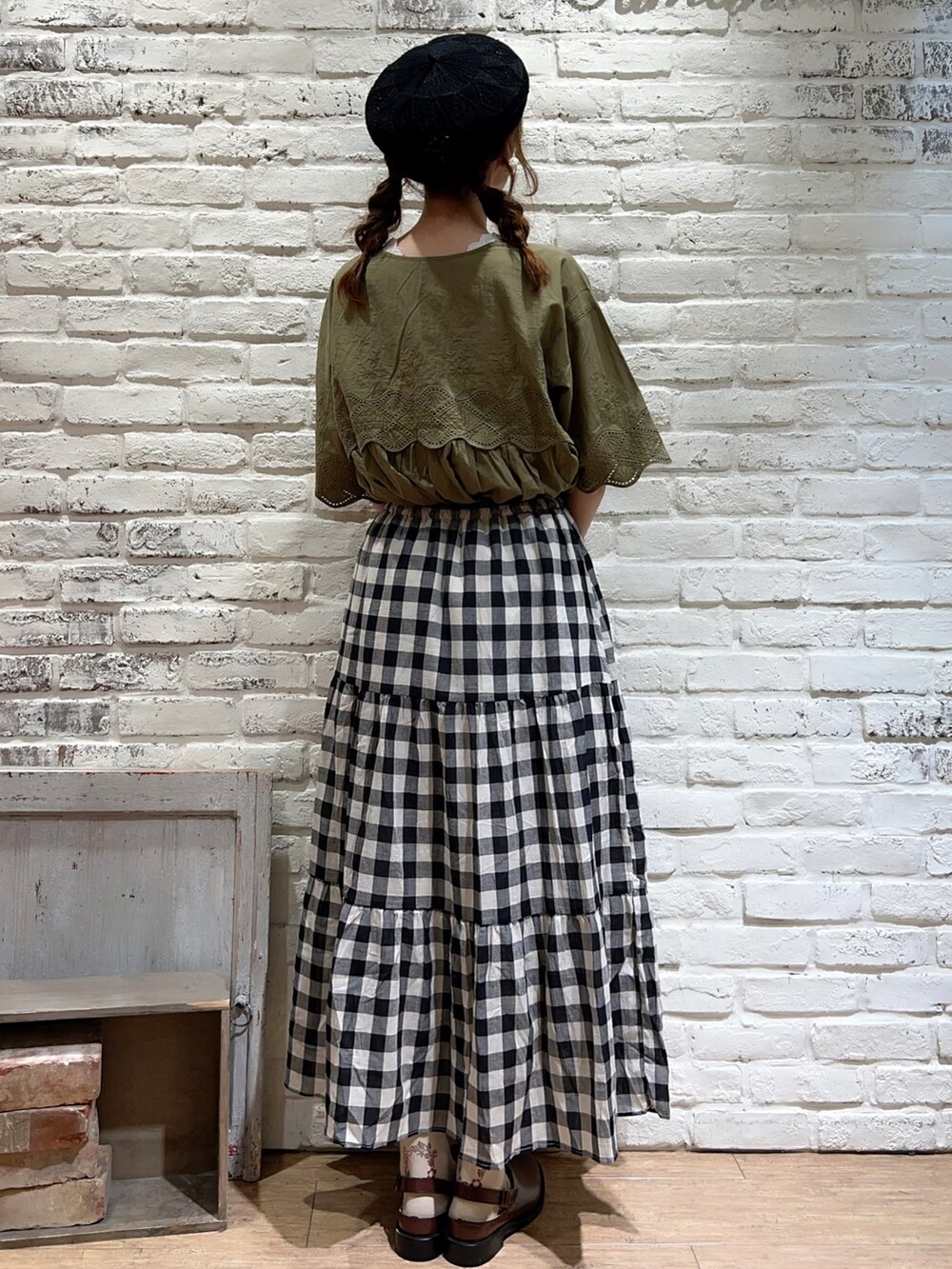 ホワイト系のTシャツ/カットソー、グリーン系のチュニック、ホワイト系のスカートを着用したレディースの夏コーディネートの4枚目の写真