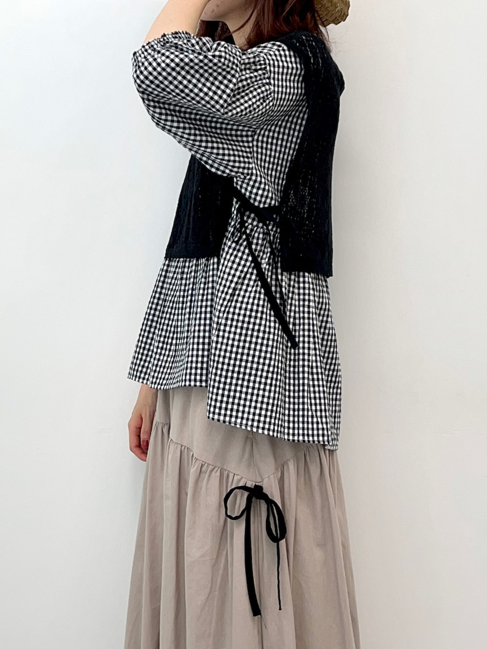 ベージュ系のワンピース、ベージュ系のスカート、ブラック系のサンダルを着用したレディースの春コーディネートの4枚目の写真