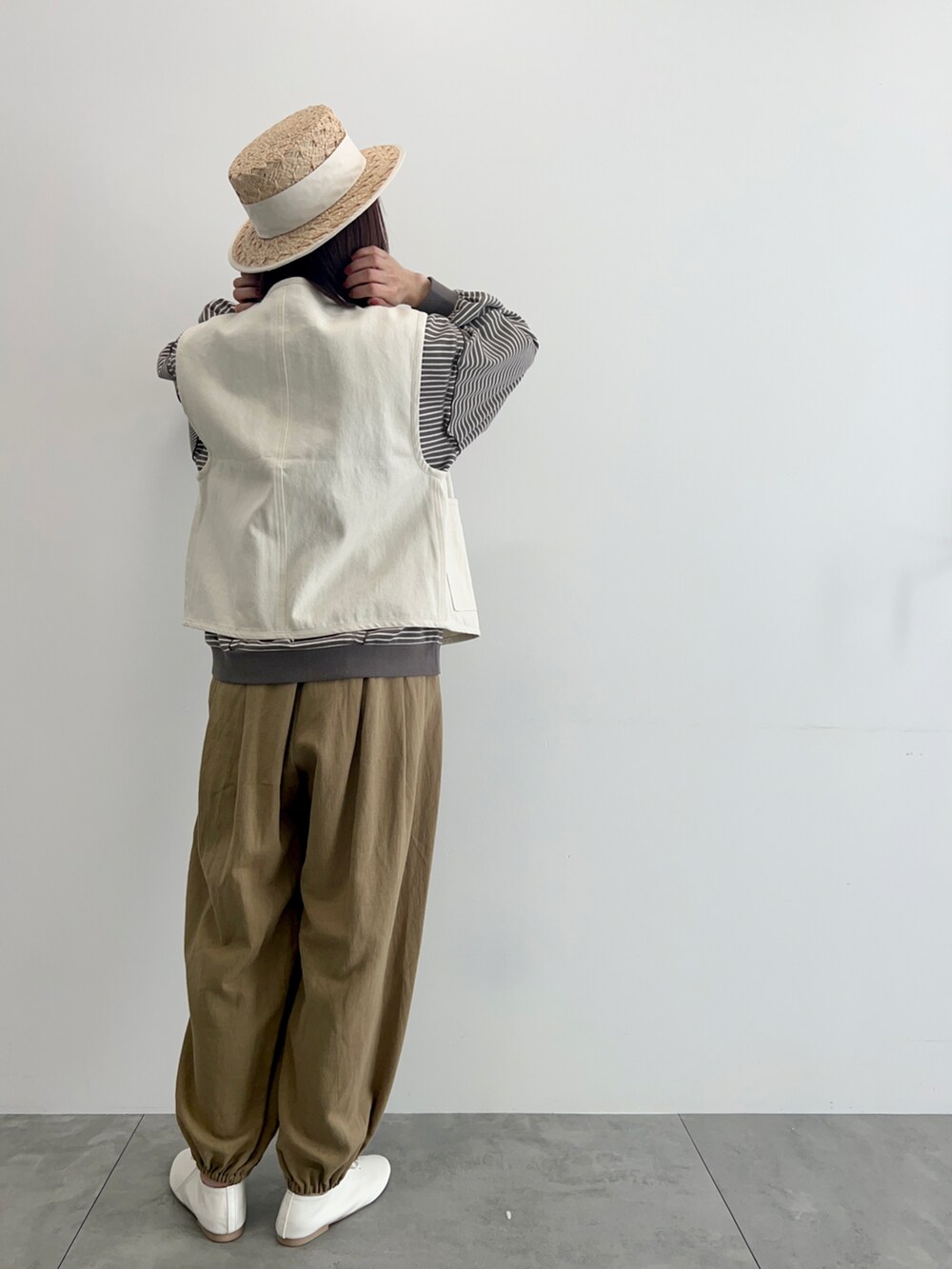 ホワイト系のベスト、ブラウン系のTシャツ/カットソー、ベージュ系のその他パンツを着用したレディースの春コーディネートの4枚目の写真