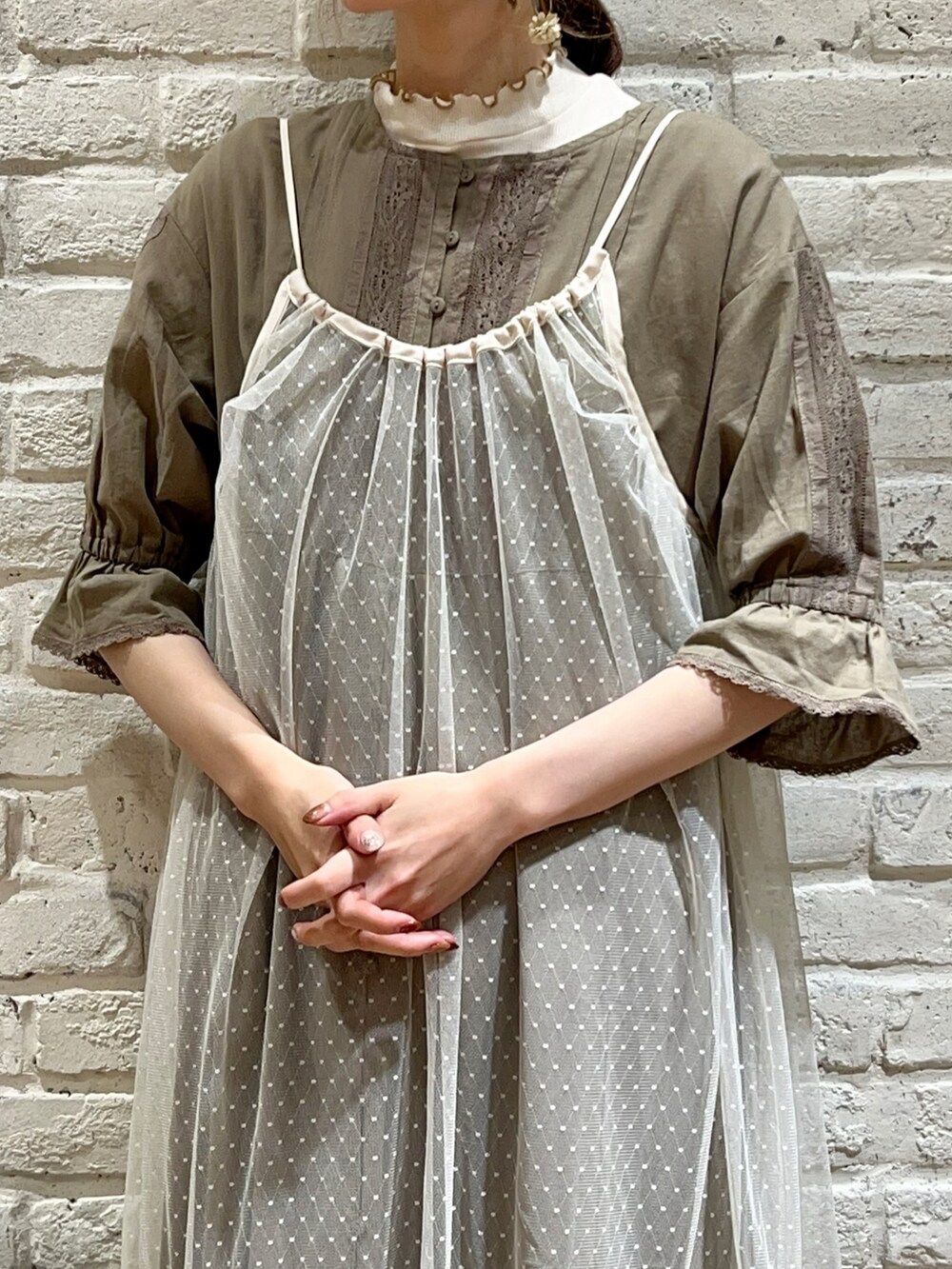 ホワイト系のTシャツ/カットソー、グリーン系のワンピース、ホワイト系のワンピースを着用したレディースの秋コーディネートの2枚目の写真