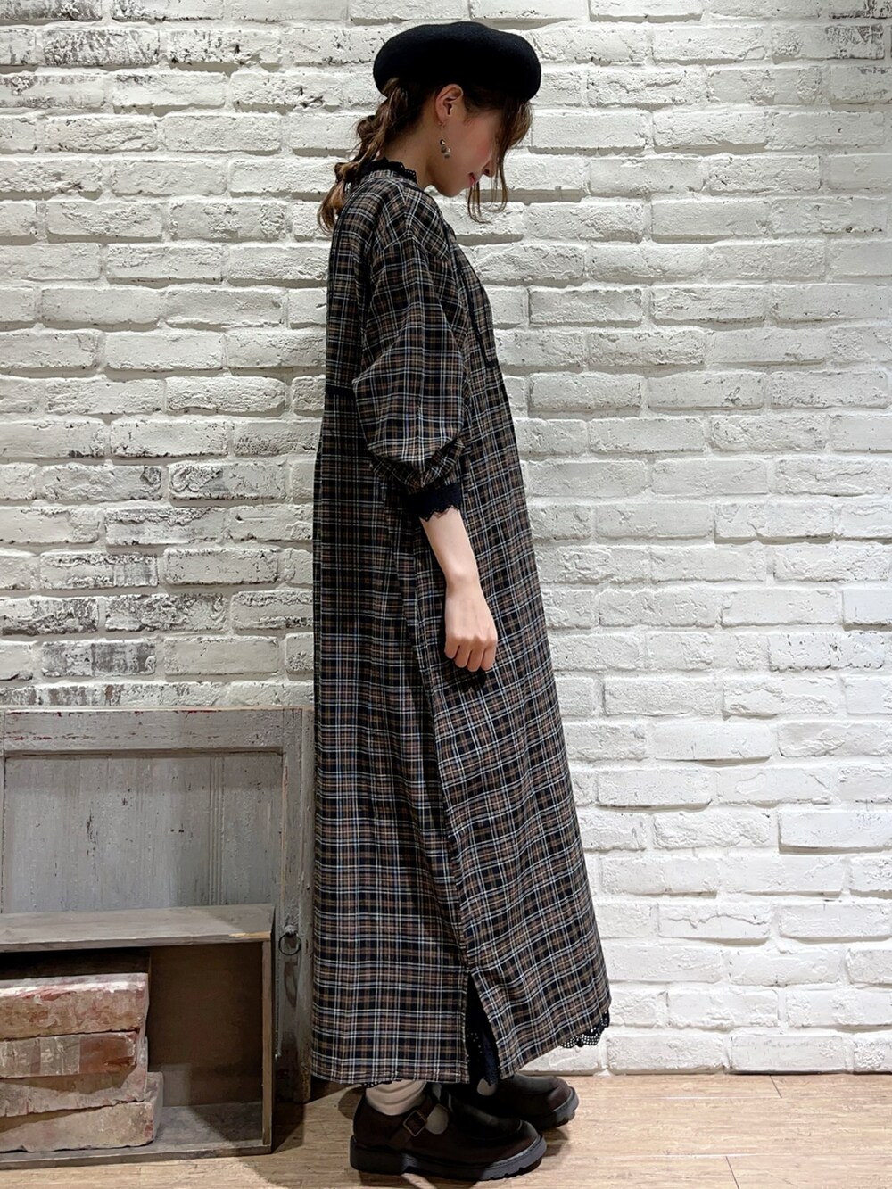 ブラック系のTシャツ/カットソー、ブラウン系のワンピース、ブラック系のスカートを着用したレディースの秋コーディネートの3枚目の写真