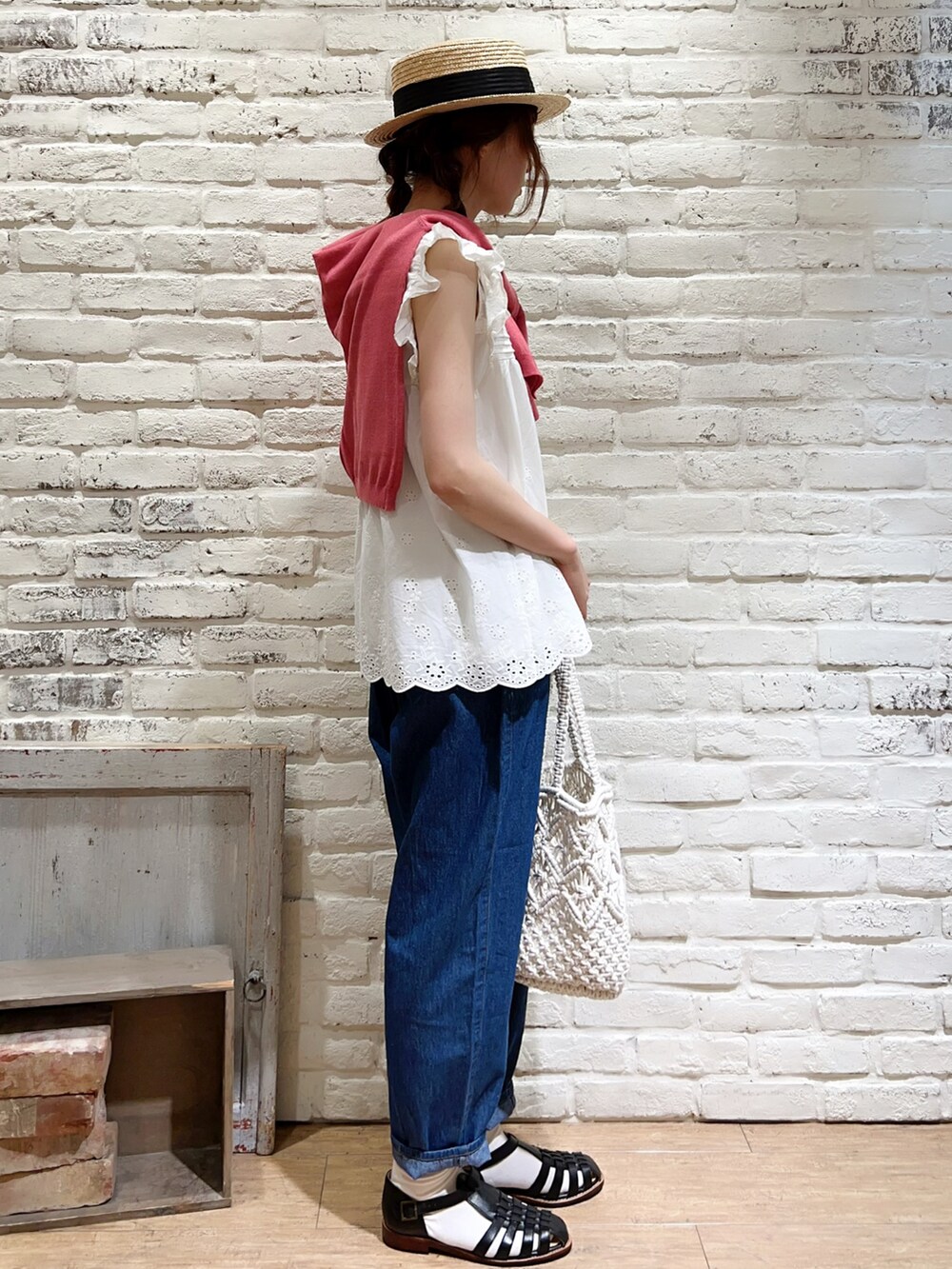 ホワイト系のTシャツ/カットソー、レッド系のカーディガン/ボレロ、ホワイト系のシャツ/ブラウスを着用したレディースの夏コーディネートの3枚目の写真