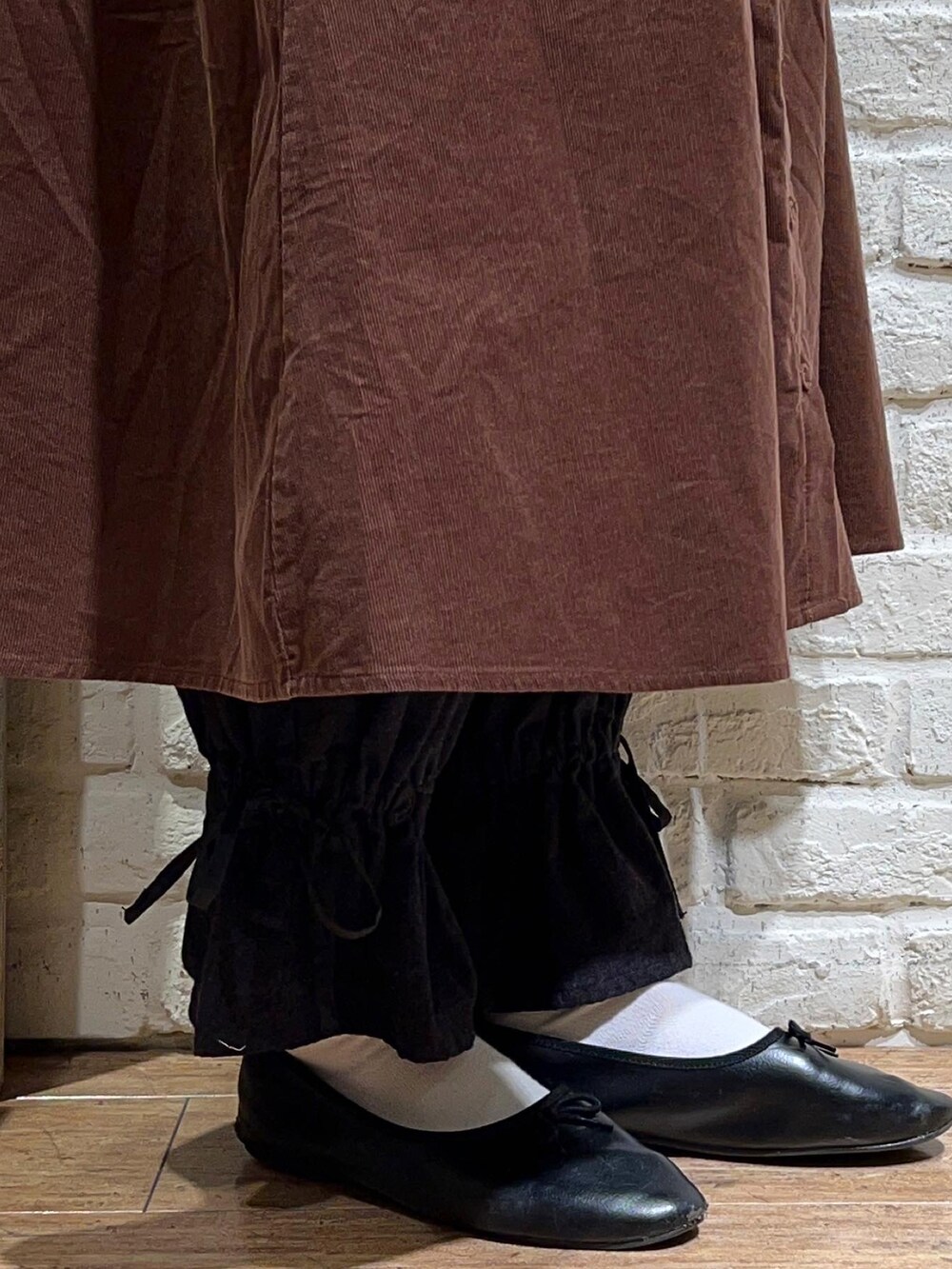 ホワイト系のシャツ/ブラウス、ブラウン系のワンピース、グレー系のその他パンツを着用したレディースの秋コーディネートの5枚目の写真