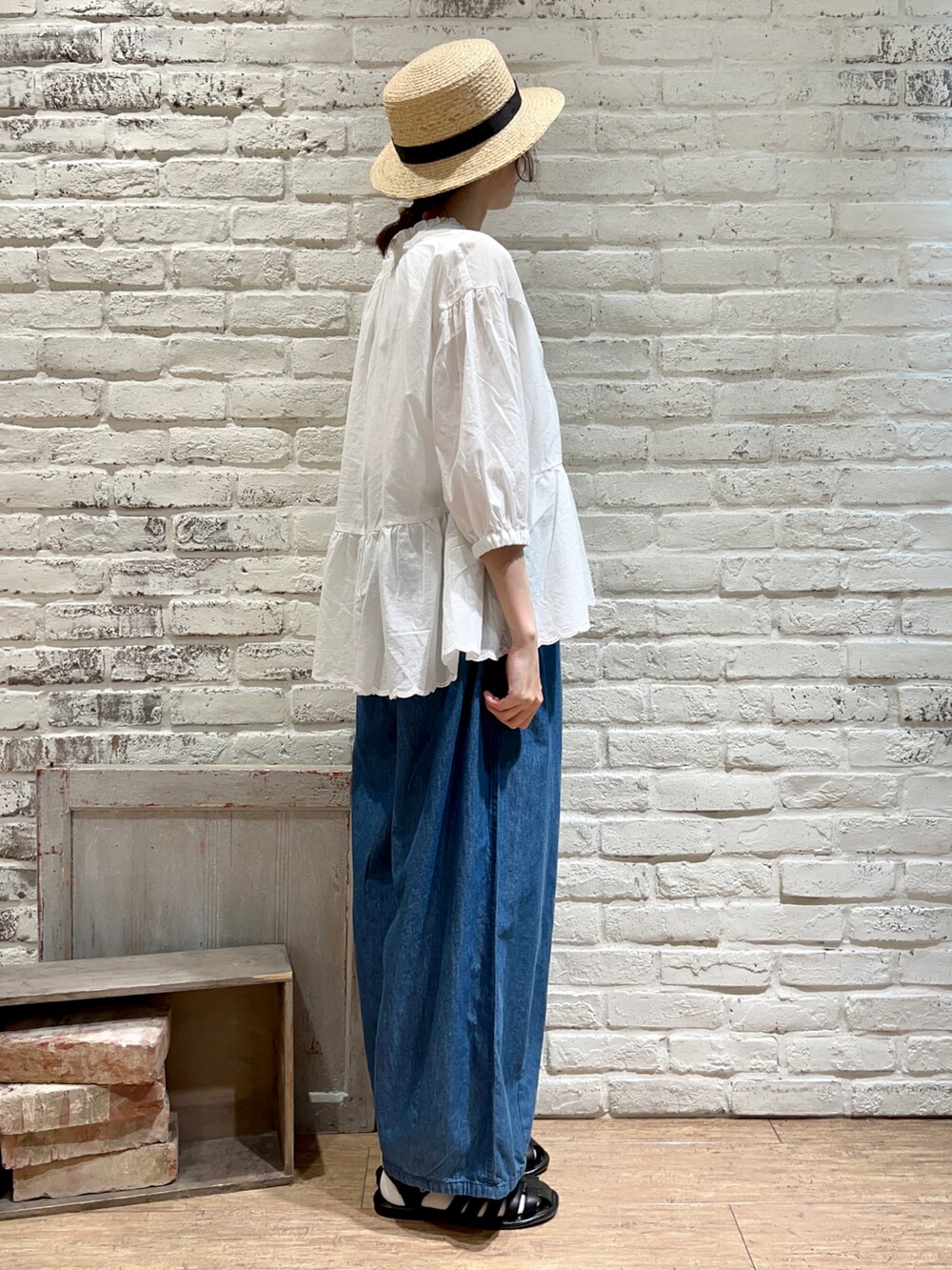 ホワイト系のタンクトップ、ホワイト系のシャツ/ブラウス、ブラック系のハンドバッグを着用したレディースの夏コーディネートの3枚目の写真