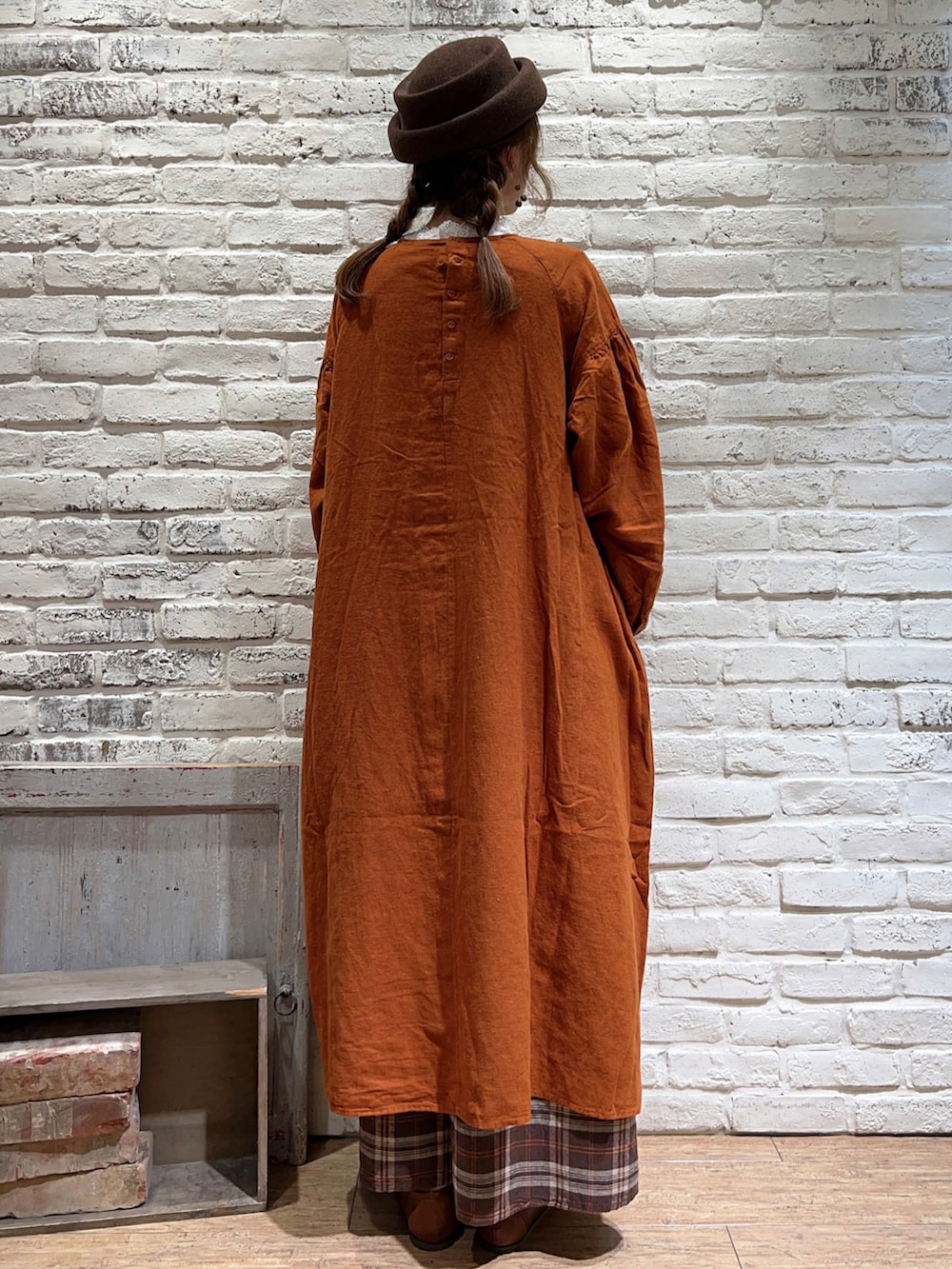 ホワイト系のTシャツ/カットソー、オレンジ系のワンピース、ブラウン系のその他パンツを着用したレディースの秋コーディネートの4枚目の写真