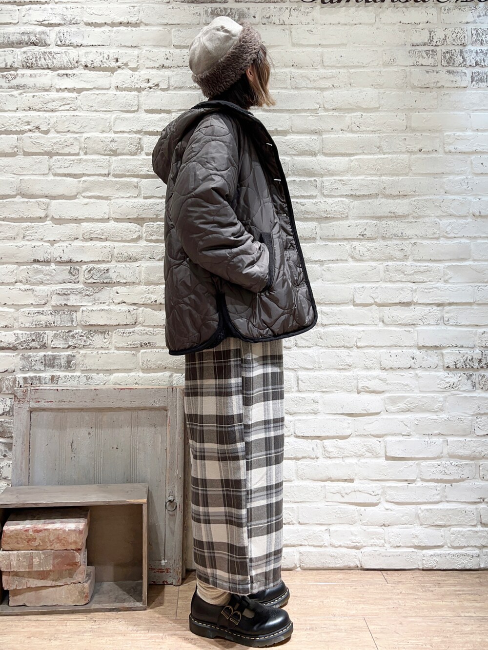 ブラック系のTシャツ/カットソー、グレー系のブルゾン、グレー系のカーディガン/ボレロを着用したレディースの冬コーディネートの5枚目の写真