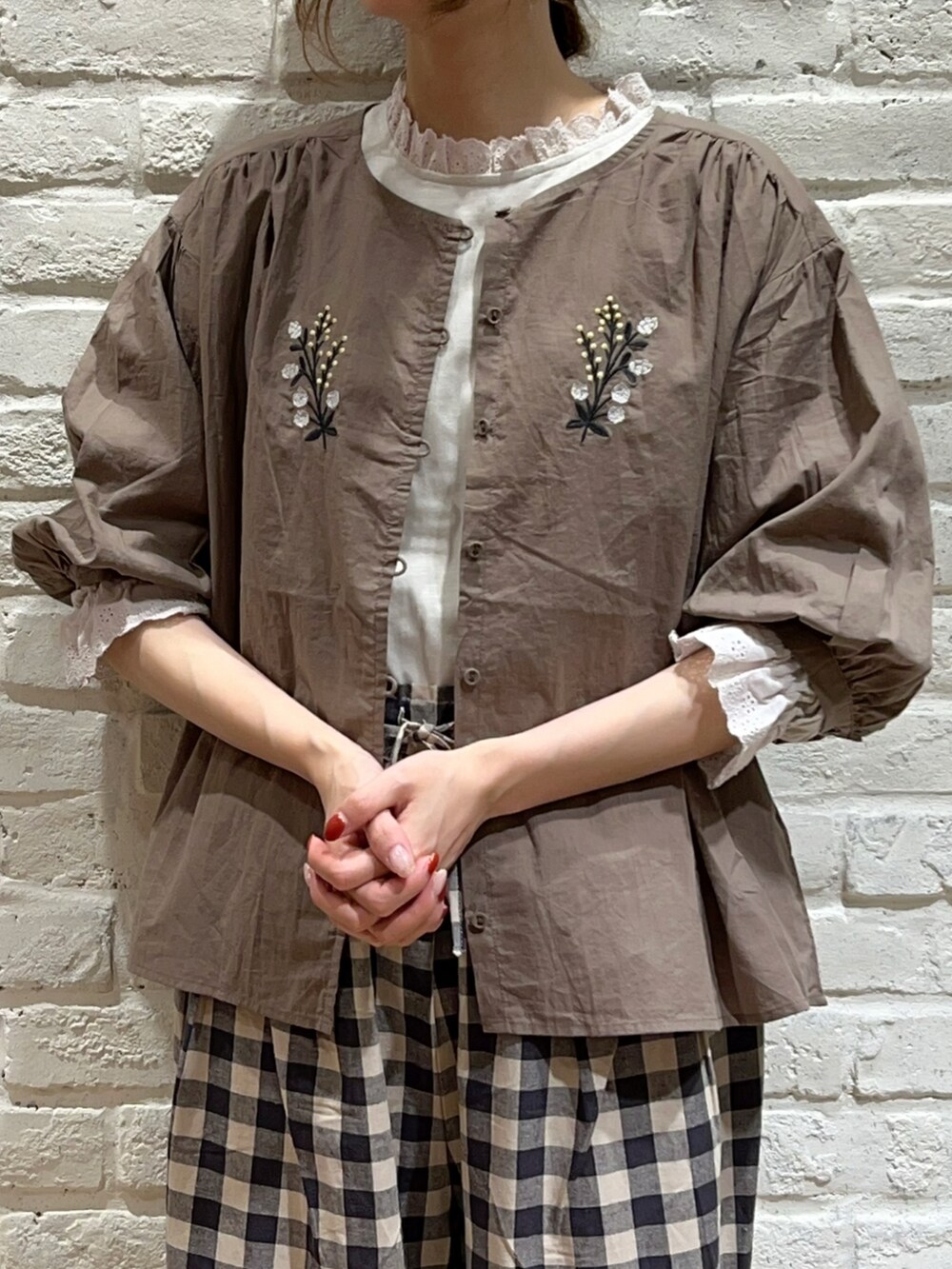 「サマンサ モスモス(Samansa Mos2)、Samansa Mos2、SM2、秋のコーデ、ゆるコーデ、ワントーンコーデ、レース、刺繍、チェックパンツ、チェック、ベレー帽、Dr.Martens」|「Samansa Mos2のダイヤ柄編みベレー帽(ハンチング/ベレー帽、ブラック系)」を使った、いっしき🐻さん(レディース・163cm)の夏コーディネートの2枚目の写真