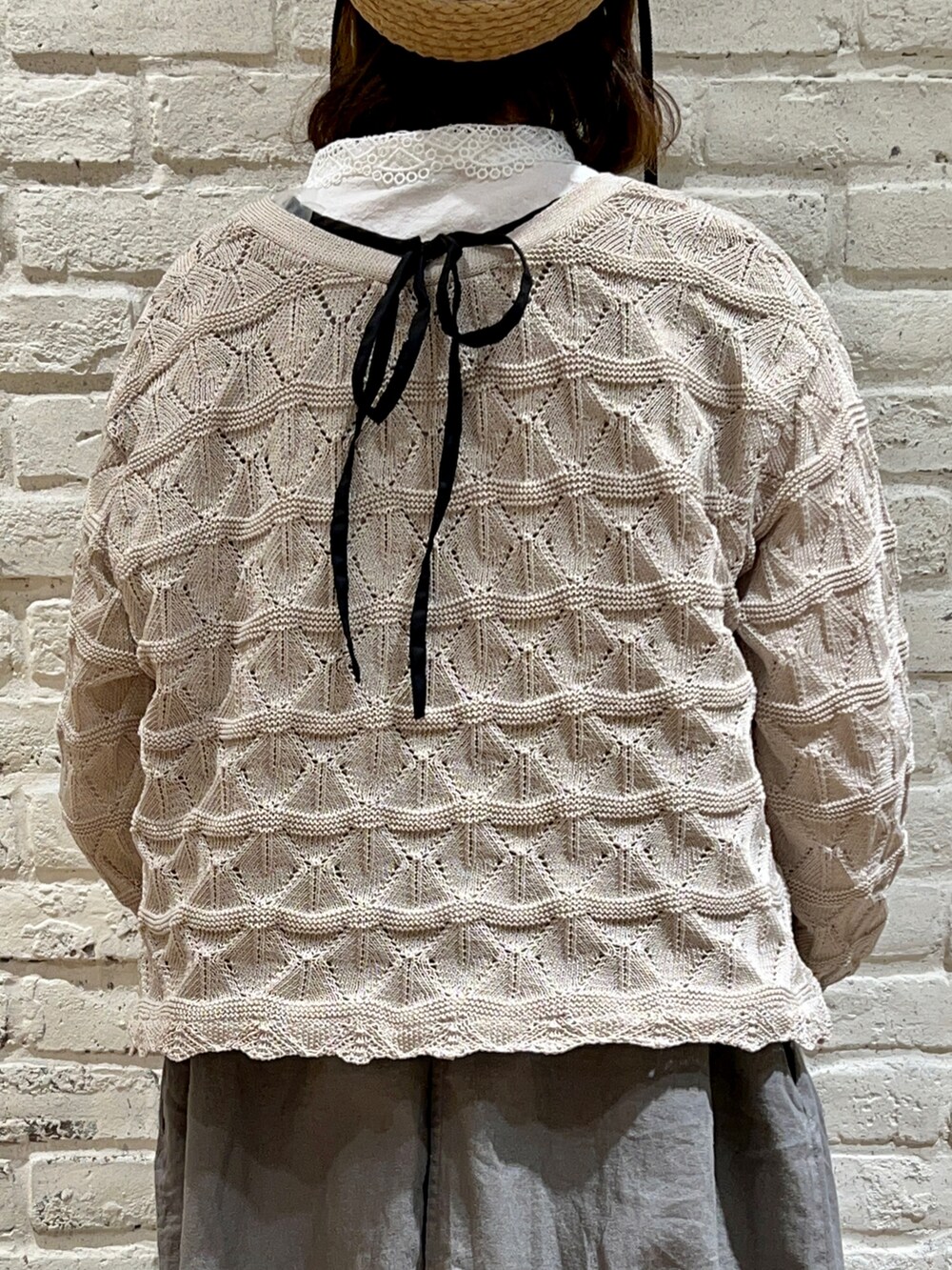 ホワイト系のシャツ/ブラウス、ベージュ系のカーディガン/ボレロ、グレー系のワンピースを着用したレディースの春コーディネートの4枚目の写真