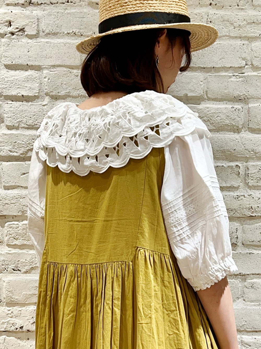 「サマンサ モスモス(Samansa Mos2)、Samansa Mos2、SM2、春夏コーデ、夏コーデ、ゆるコーデ、ガーリー、レトロ、ビッグカラー、レース、ワンピース、グリーン、イエロー、刺繍、サンダル」｜「Samansa Mos2のラフィアカンカン帽（ハット、ブラック系）」を使った、いっしき🐻さん（レディース・163cm）の春コーディネートの3枚目の写真