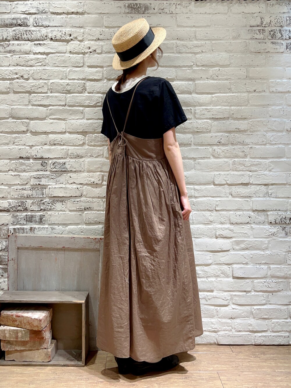 ブラック系のワンピース、ホワイト系のタンクトップ、ブラウン系のワンピースを着用したレディースの夏コーディネートの4枚目の写真