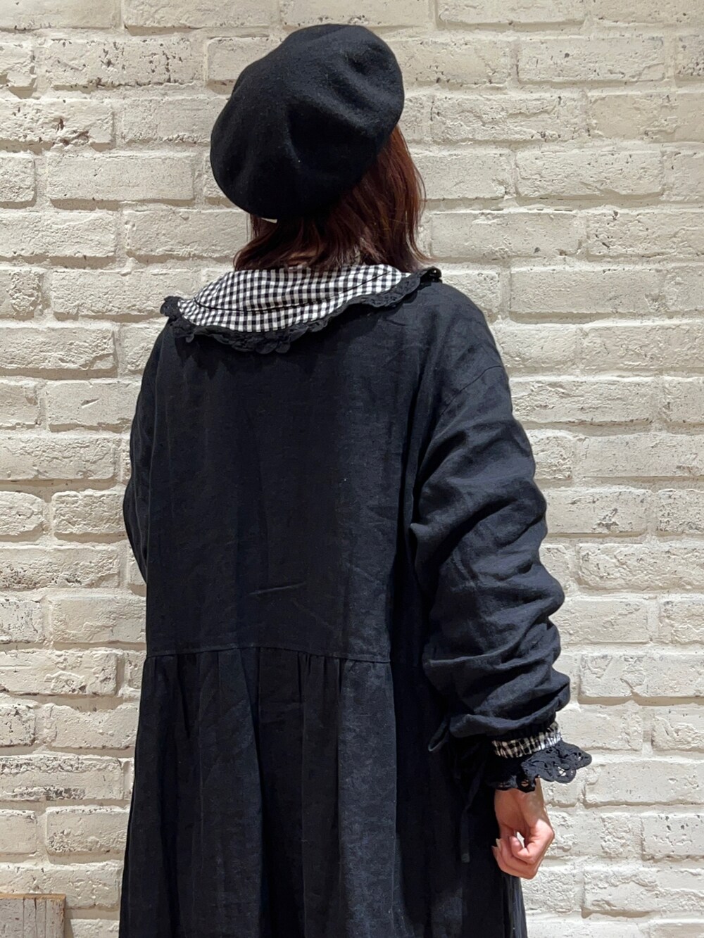 ブラック系のTシャツ/カットソー、グレー系のシャツ/ブラウス、ブラック系のワンピースを着用したレディースの冬コーディネートの4枚目の写真