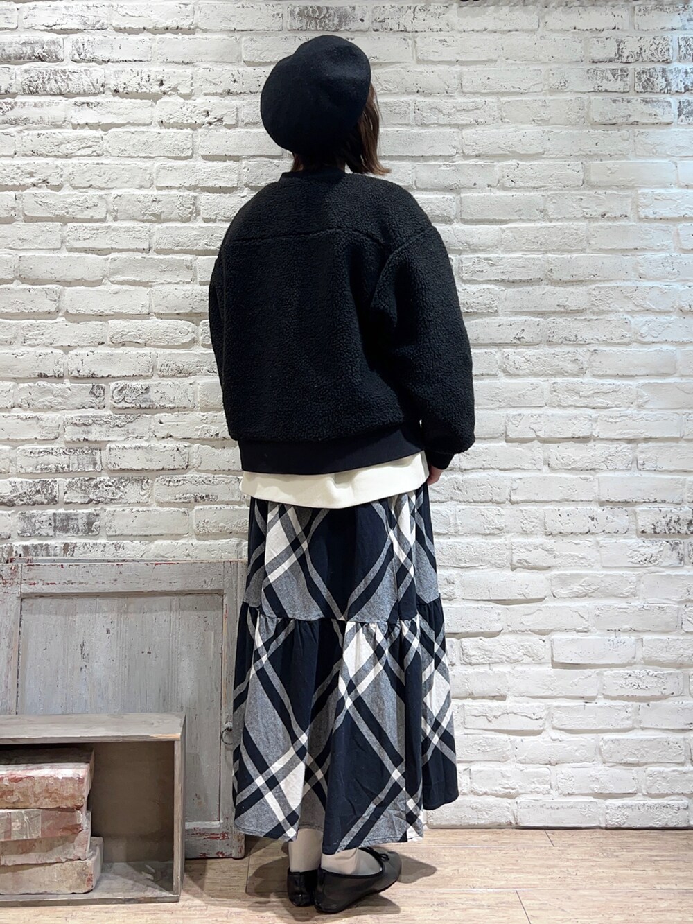 ブラック系のTシャツ/カットソー、ホワイト系のTシャツ/カットソー、ブラック系のブルゾンを着用したレディースの冬コーディネートの4枚目の写真