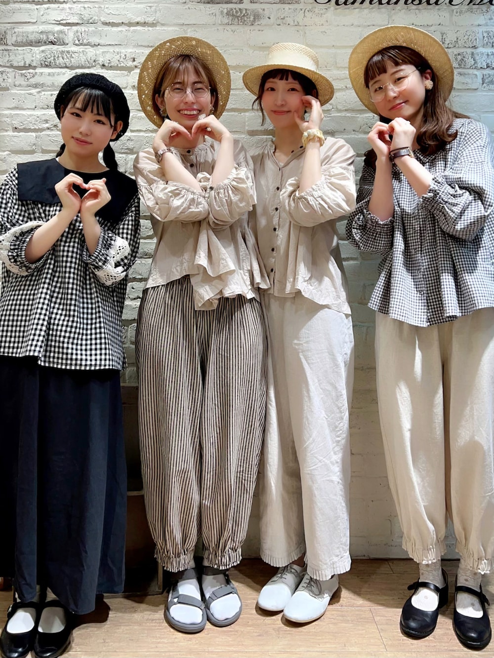 グレー系のシャツ/ブラウス、ホワイト系のその他パンツ、ホワイト系のタンクトップを着用したレディースの夏コーディネートの2枚目の写真