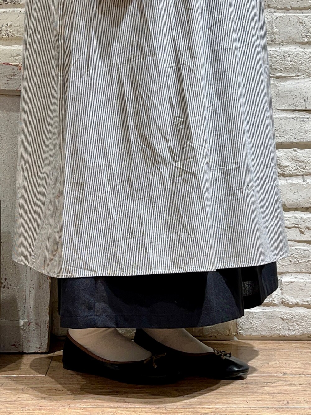 ブラック系のTシャツ/カットソー、ブラック系のハンドバッグ、ブラック系のワンピースを着用したレディースの春コーディネートの5枚目の写真