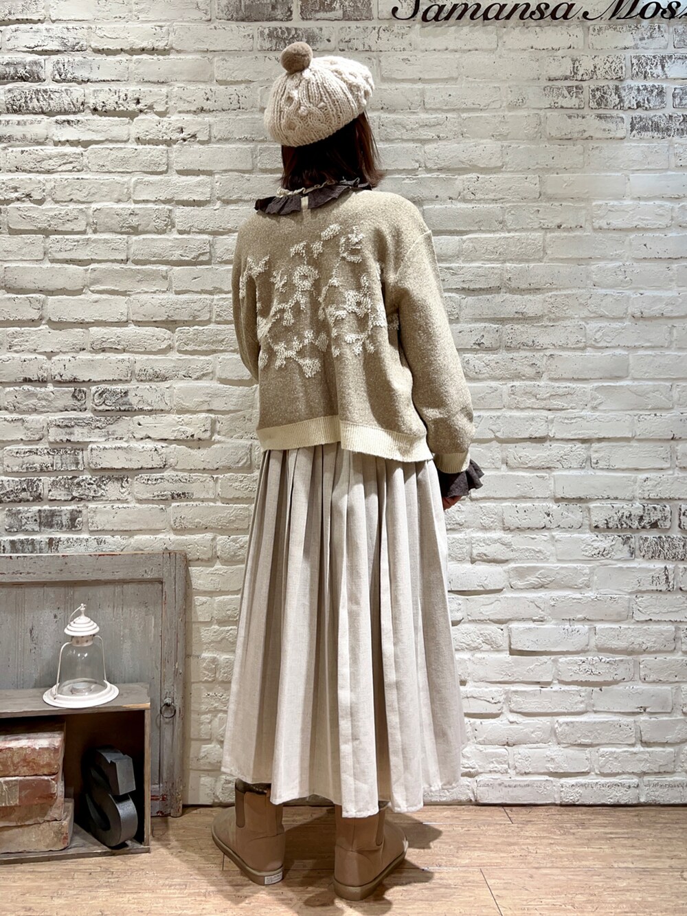 ホワイト系のニット/セーター、グレー系のシャツ/ブラウス、ベージュ系のカーディガン/ボレロを着用したレディースの冬コーディネートの5枚目の写真