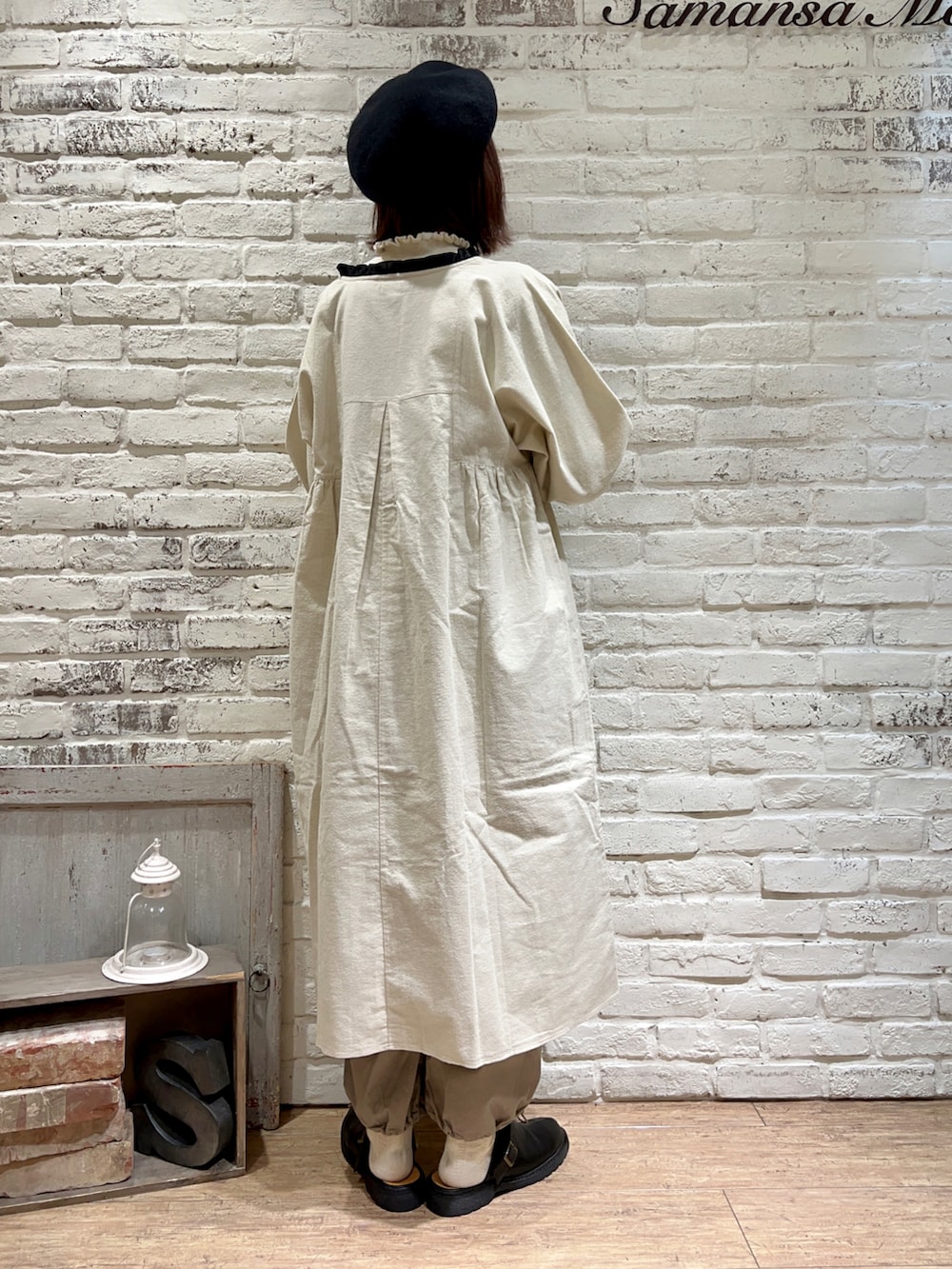 ホワイト系のニット/セーター、ブラウン系のサロペット/オーバーオール、ブラック系のサンダルを着用したレディースの冬コーディネートの4枚目の写真