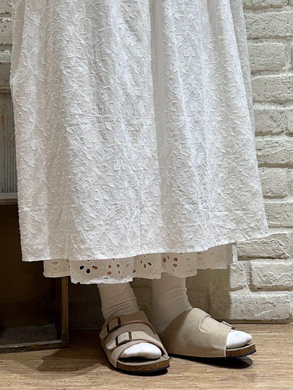 ブラウン系のベスト、ブラック系のシャツ/ブラウス、ホワイト系のワンピースを着用したレディースの夏コーディネートの5枚目の写真