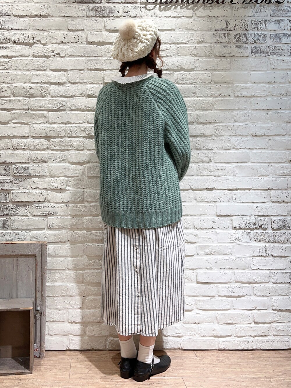 「ニット、ジャケット、ワンピース、グリーン、ベレー帽、秋のコーデ、ストライプ、冬コーデ、レイヤードスタイル、SM2、プリーツ、ゆるコーデ、サマンサ モスモス(Samansa Mos2)、秋コーデ、オトナ女子」|「Samansa Mos2のウールバスクベレー(ハンチング/ベレー帽、ブラック系)」を使った、いっしき🐻さん(レディース・163cm)の秋コーディネートの5枚目の写真