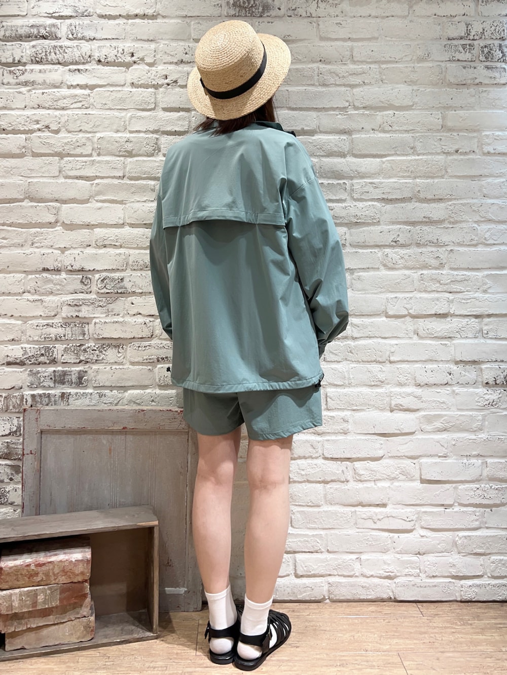 ホワイト系のタンクトップ、ホワイト系のTシャツ/カットソー、グリーン系のブルゾンを着用したレディースの春コーディネートの5枚目の写真