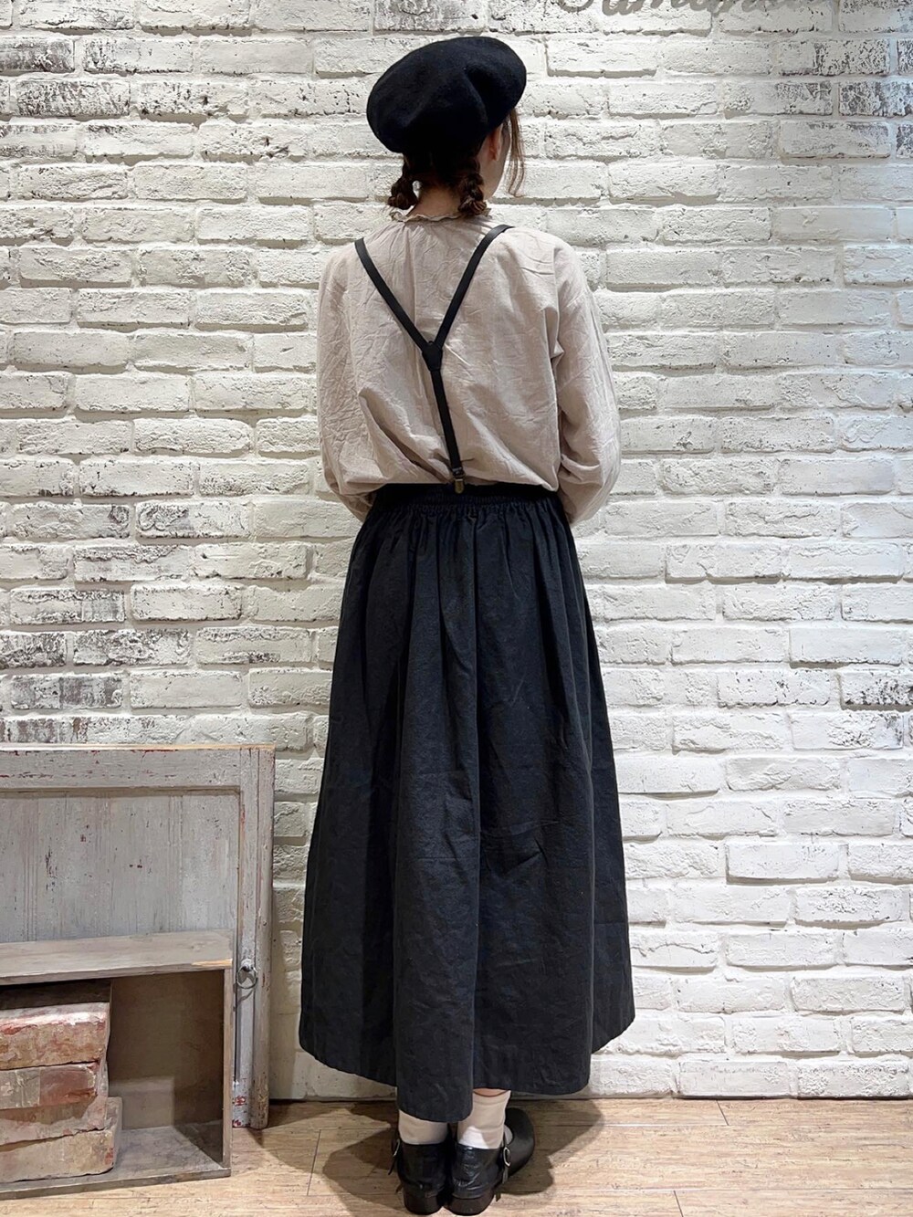 ベージュ系のシャツ/ブラウス、ブラック系のスカート、ブラック系のドレスシューズを着用したレディースの秋コーディネートの4枚目の写真