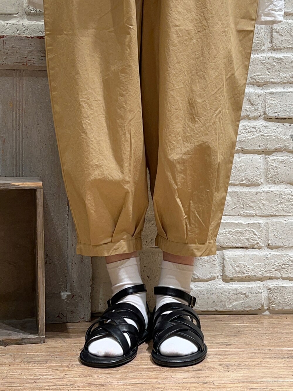 ホワイト系のTシャツ/カットソー、ホワイト系のワンピース、ベージュ系のその他パンツを着用したレディースの秋コーディネートの5枚目の写真