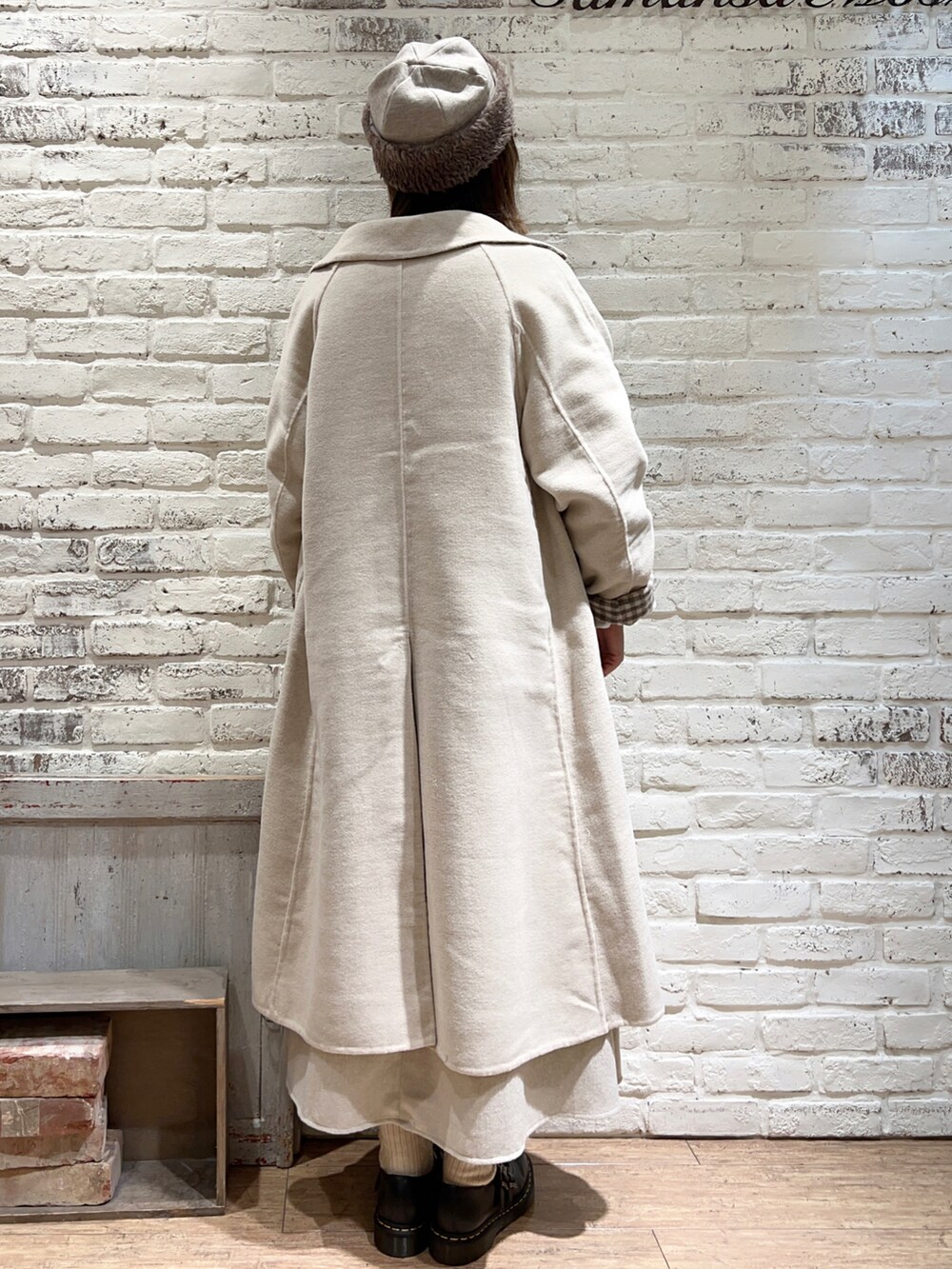 ホワイト系のシャツ/ブラウス、グリーン系のカーディガン/ボレロ、ホワイト系のその他アウターを着用したレディースの冬コーディネートの4枚目の写真