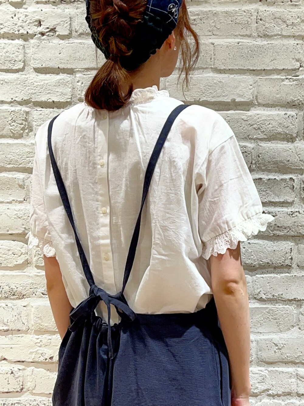 ホワイト系のシャツ/ブラウス、グリーン系のワンピース、グレー系のサロペット/オーバーオールを着用したレディースの秋コーディネートの5枚目の写真