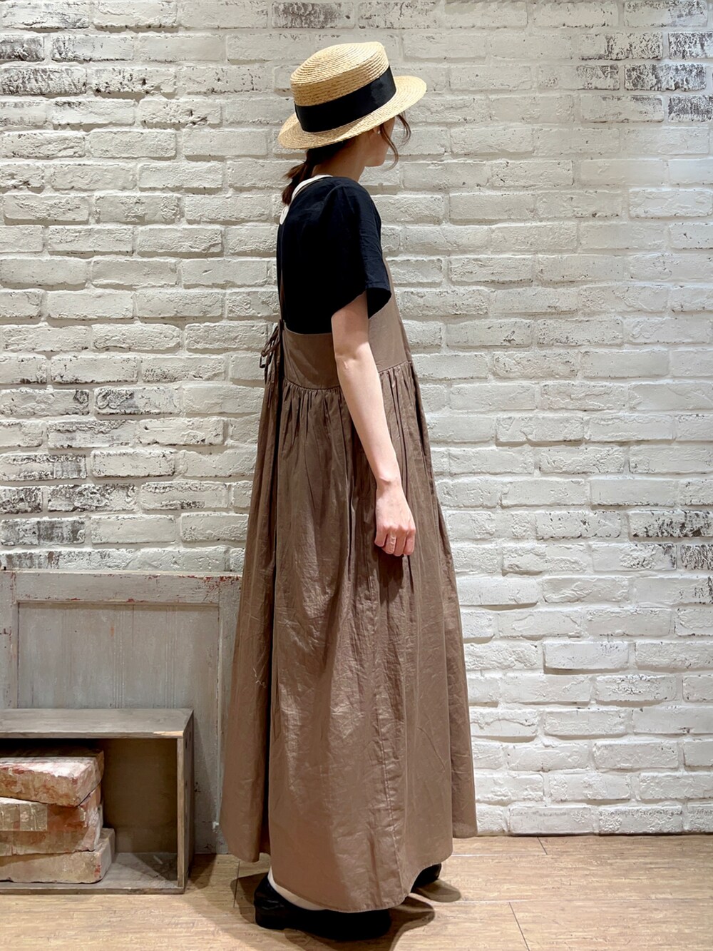 ブラック系のワンピース、ホワイト系のタンクトップ、ブラウン系のワンピースを着用したレディースの夏コーディネートの3枚目の写真