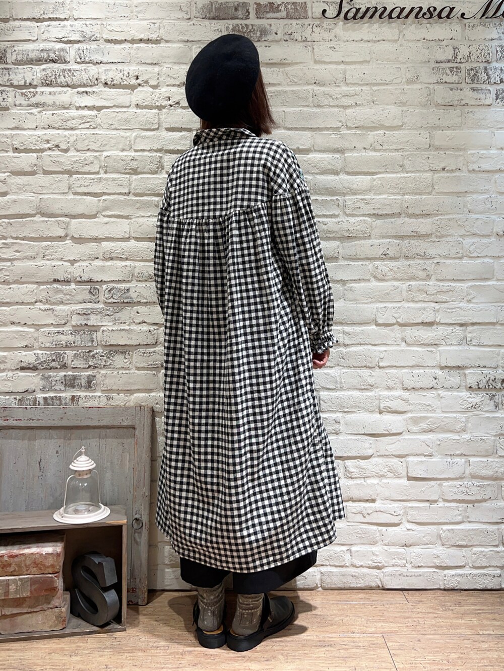 ホワイト系のニット/セーター、ブルー系のワンピース、ブラック系のサロペット/オーバーオールを着用したレディースの冬コーディネートの5枚目の写真