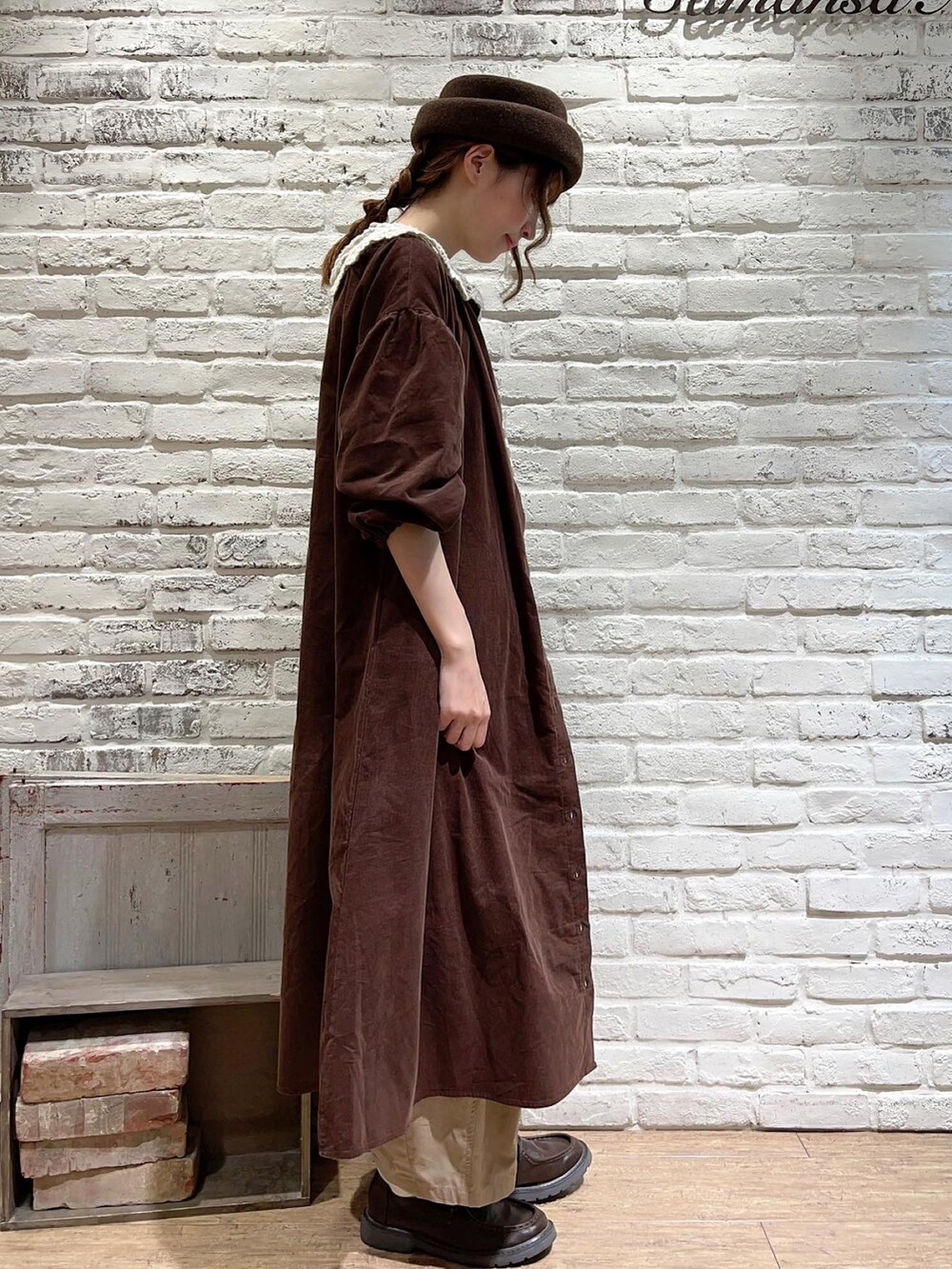 イエロー系のTシャツ/カットソー、ブラウン系のワンピース、ベージュ系のその他パンツを着用したレディースの秋コーディネートの3枚目の写真