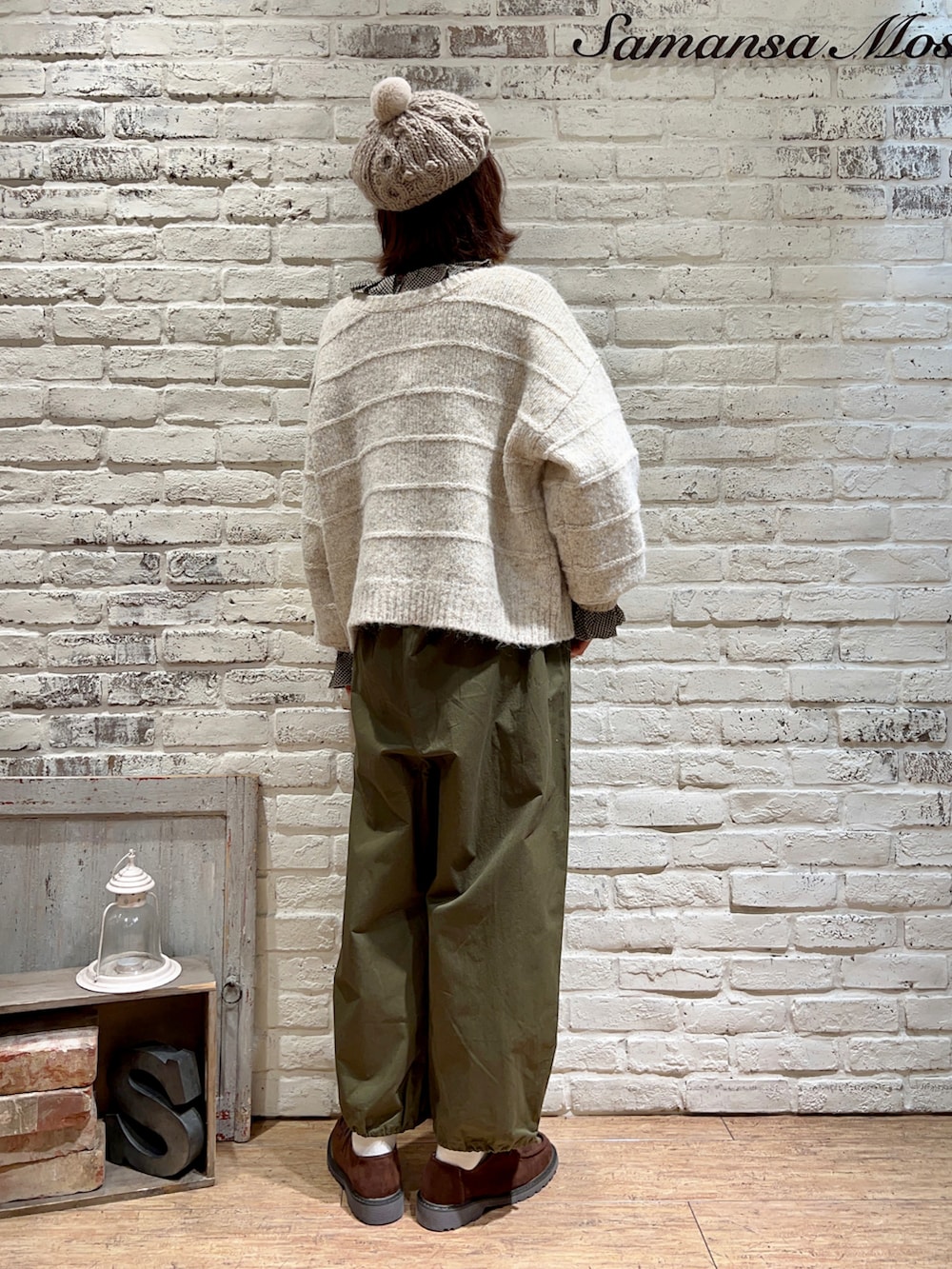 ブラウン系のシャツ/ブラウス、ホワイト系のカーディガン/ボレロ、グリーン系のサロペット/オーバーオールを着用したレディースの冬コーディネートの5枚目の写真