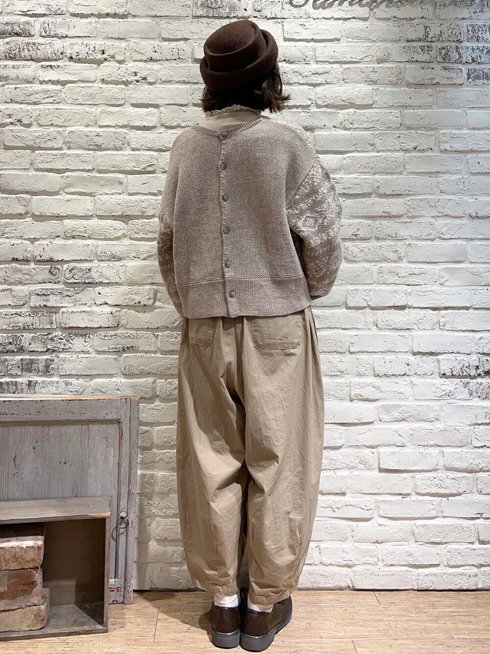 ホワイト系のシャツ/ブラウス、ベージュ系のニット/セーター、ベージュ系のその他パンツを着用したレディースの秋コーディネートの4枚目の写真