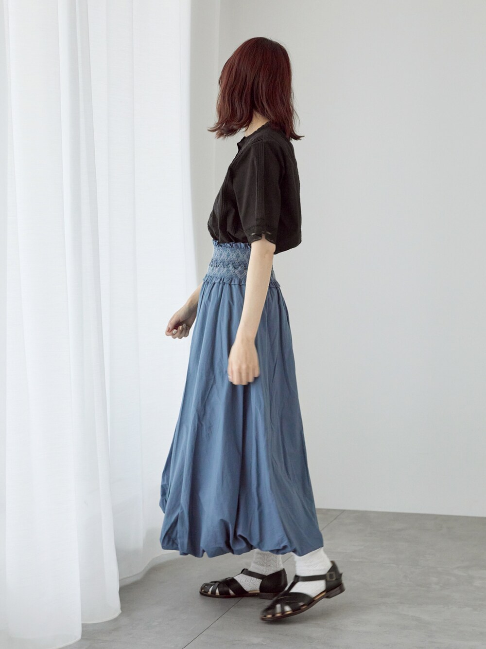 「サマンサ モスモス(Samansa Mos2)、Samansa Mos2、SM2、TSUHARU by Samansa Mos2、夏コーデ、ゆるコーデ、レース、バルーンスカート、刺繍、サンダル、サンダルに靴下、メッシュサンダル、ブルー」|「TSUHARU by Samansa Mos2のリバーレーススタンド襟ブラウス(シャツ/ブラウス、ブラック系)」を使った、いっしき🐻さん(レディース・164cm)の春コーディネートの2枚目の写真