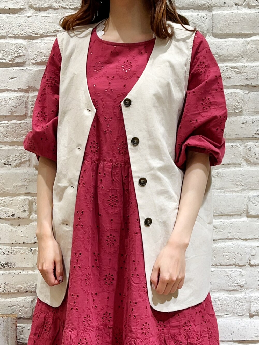 ホワイト系のTシャツ/カットソー、ホワイト系のベスト、ピンク系のワンピースを着用したレディースの春コーディネートの2枚目の写真