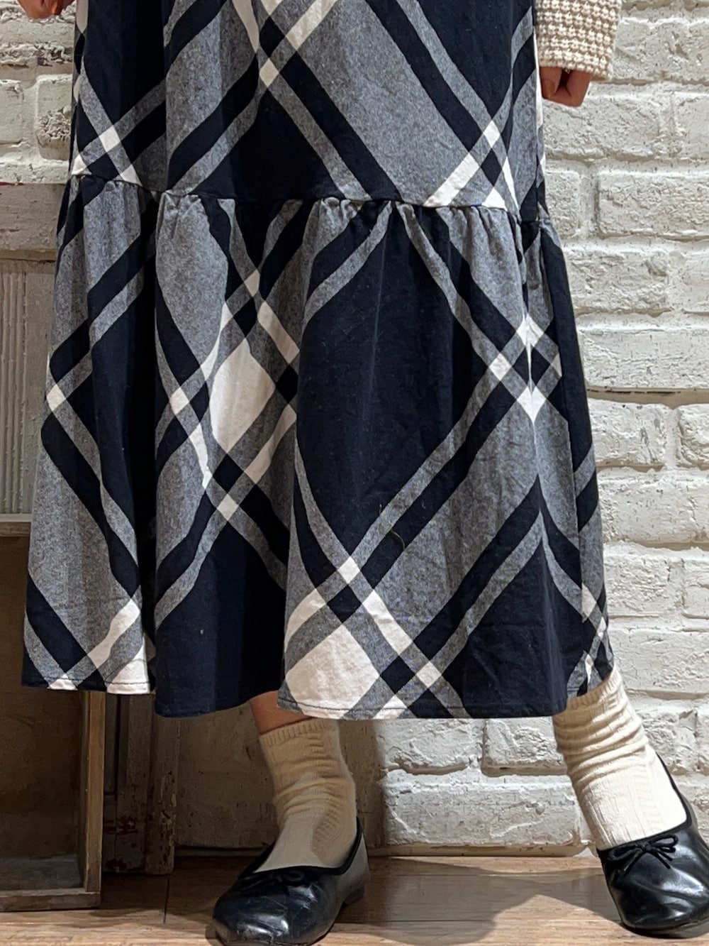 ブラック系のTシャツ/カットソー、ホワイト系のTシャツ/カットソー、ブラック系のブルゾンを着用したレディースの冬コーディネートの5枚目の写真