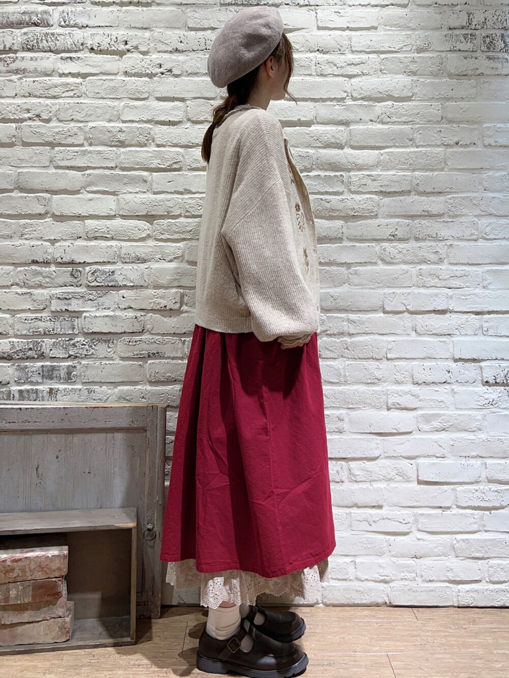 ホワイト系のTシャツ/カットソー、ベージュ系のカーディガン/ボレロ、レッド系のワンピースを着用したレディースの秋コーディネートの4枚目の写真