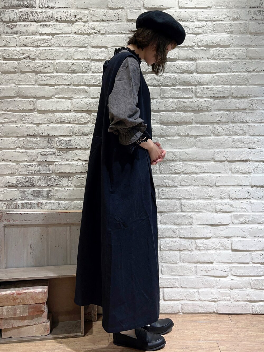 ブラック系のTシャツ/カットソー、ブラック系のシャツ/ブラウス、ブラック系のワンピースを着用したレディースの秋コーディネートの3枚目の写真