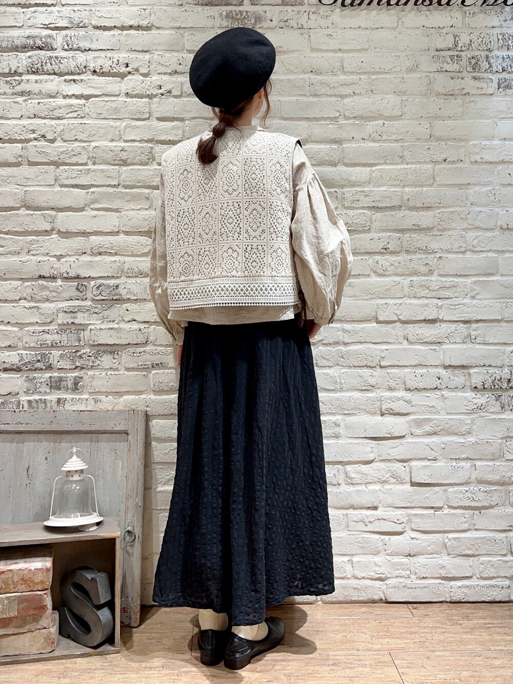 ベージュ系のシャツ/ブラウス、ブラック系のスカート、その他のその他を着用したレディースの冬コーディネートの4枚目の写真