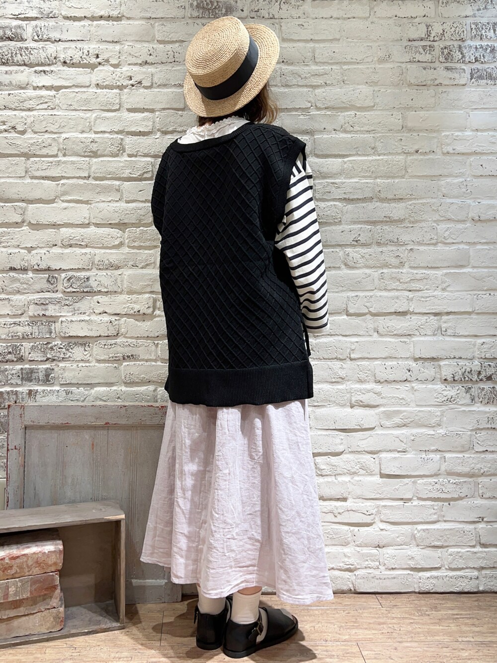 ホワイト系のTシャツ/カットソー、ブラック系のベスト、ホワイト系のTシャツ/カットソーを着用したレディースの春コーディネートの4枚目の写真