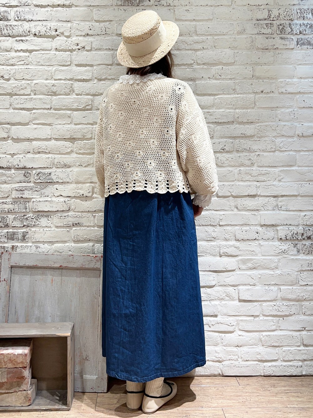 ホワイト系のシャツ/ブラウス、ホワイト系のカーディガン/ボレロ、ホワイト系のハンドバッグを着用したレディースの春コーディネートの4枚目の写真