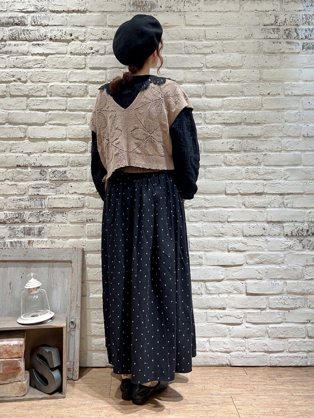 ブラック系のシャツ/ブラウス、ベージュ系のベスト、ブラック系のスカートを着用したレディースの秋コーディネートの3枚目の写真