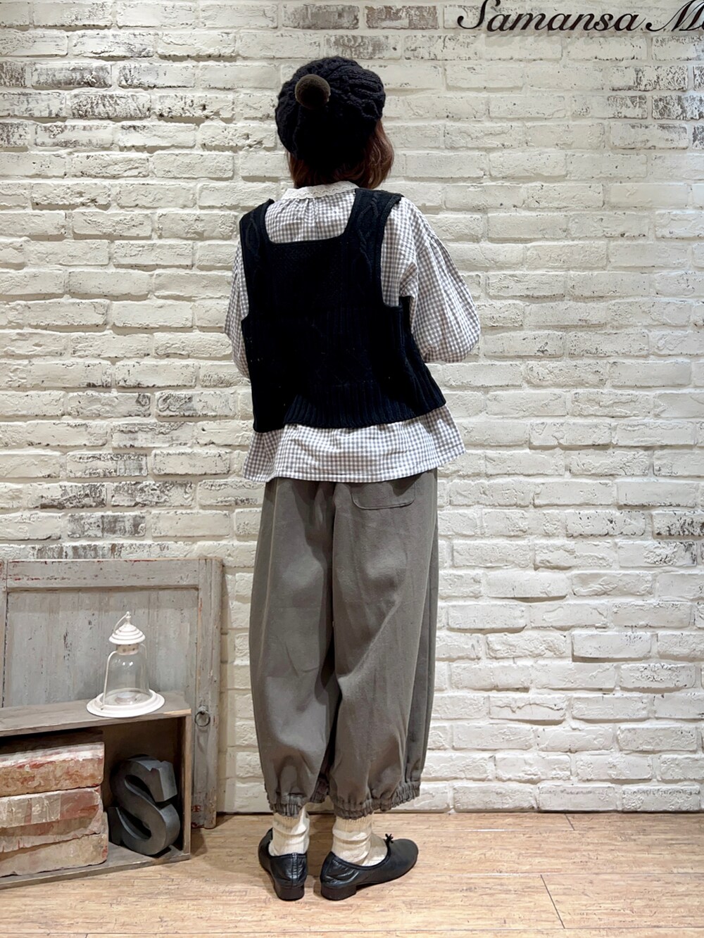 グレー系のシャツ/ブラウス、ブラック系のベスト、ブラウン系のその他パンツを着用したレディースの冬コーディネートの4枚目の写真